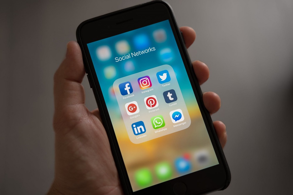 Malaysians consume most of their mobile data on social media apps such as Facebook, Instagram and YouTube. — Picture from Pexels.com 