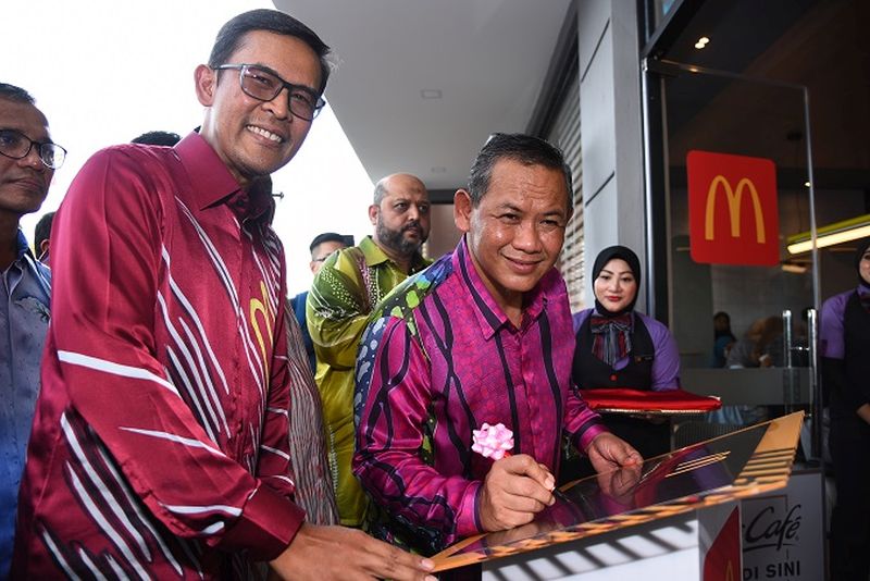 Negri Sembilan Menteri Besar Datuk Seri Aminuddin Harun (right) and McDonaldu00e2u20acu2122s Malaysia managing director and local operating partner Azmir Jaafar officiate the grand opening of the Drive-Thru restaurant in Kuala Pilah. u00e2u20acu201d Picture courtesy of McDonaldu00e2