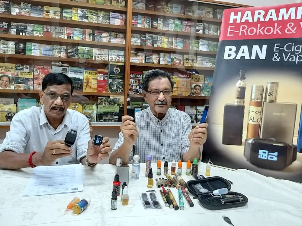 Mohideen Abdul Kader (right) called for a total ban on e-cigarettes and vaping devices.