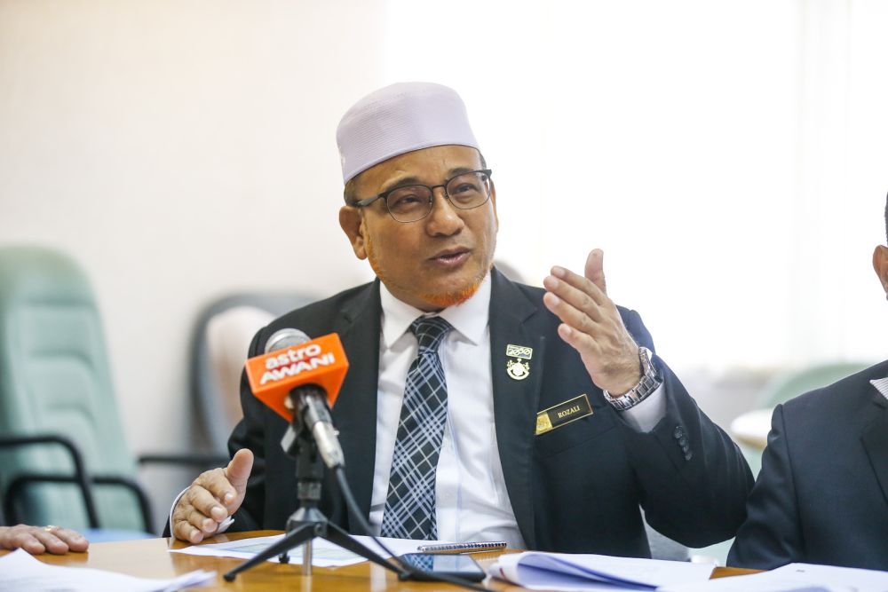 Seberang Perai Mayor Datuk Rozali Mohamud speaks to reporters during a press conference at Komtar October 17, 2019. u00e2u20acu201d Picture by Sayuti Zainudin 