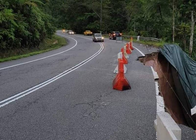 Pengguna yang melalui jalan itu dinasihatkan berwaspada berikutan jumlah kenderaan bertambah untuk ke Cameron Highlands. u00e2u20acu201d Foto ihsan Twitter/Response Team