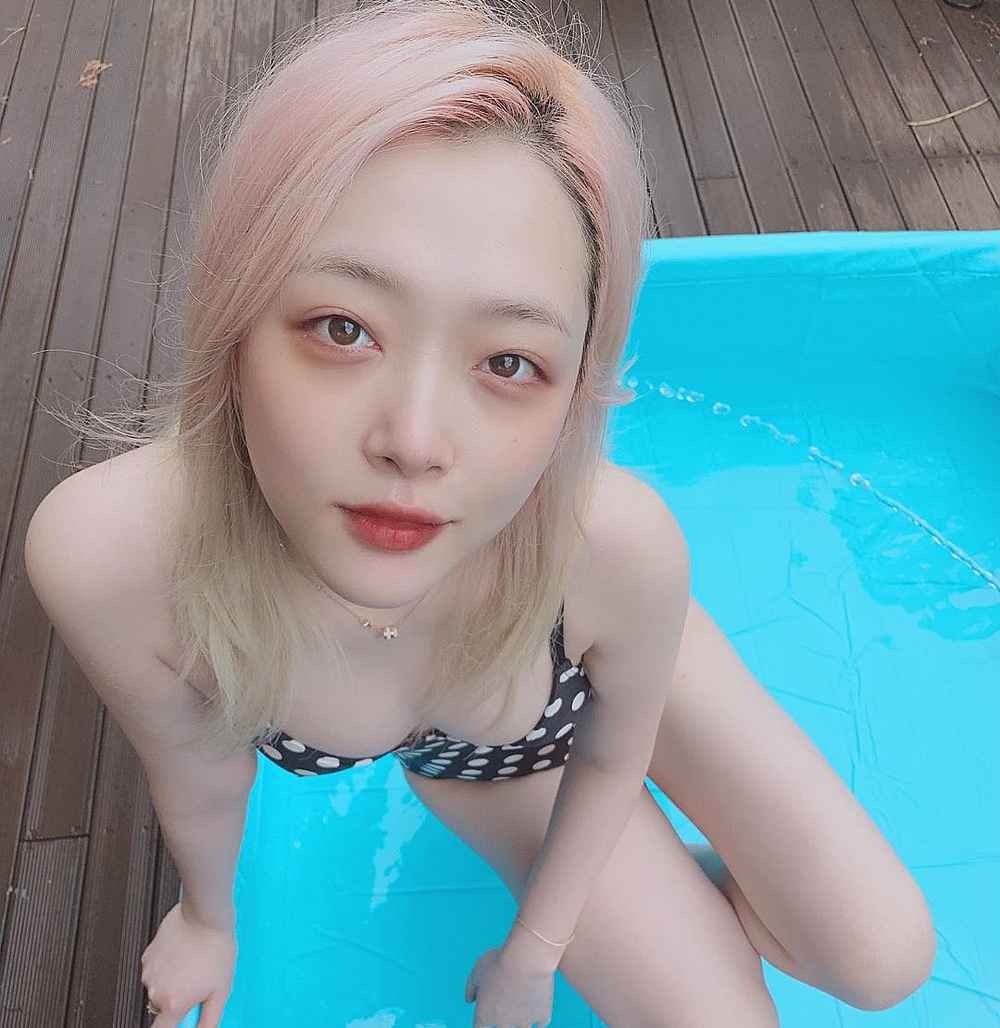 Sulli has made her dislike of bras known before. u00e2u20acu201d Image viaInstagram/ jelly_jilli