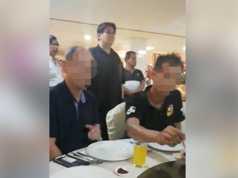 Individu berkenaan merupakan ahli Kumpulan Sarawak For Sarawakians (S4S) protes terhadap janji kerajaan Persekutuan yang tidak dipenuhi. u00e2u20acu201d Foto ihsan Twitter/bernamadotcom