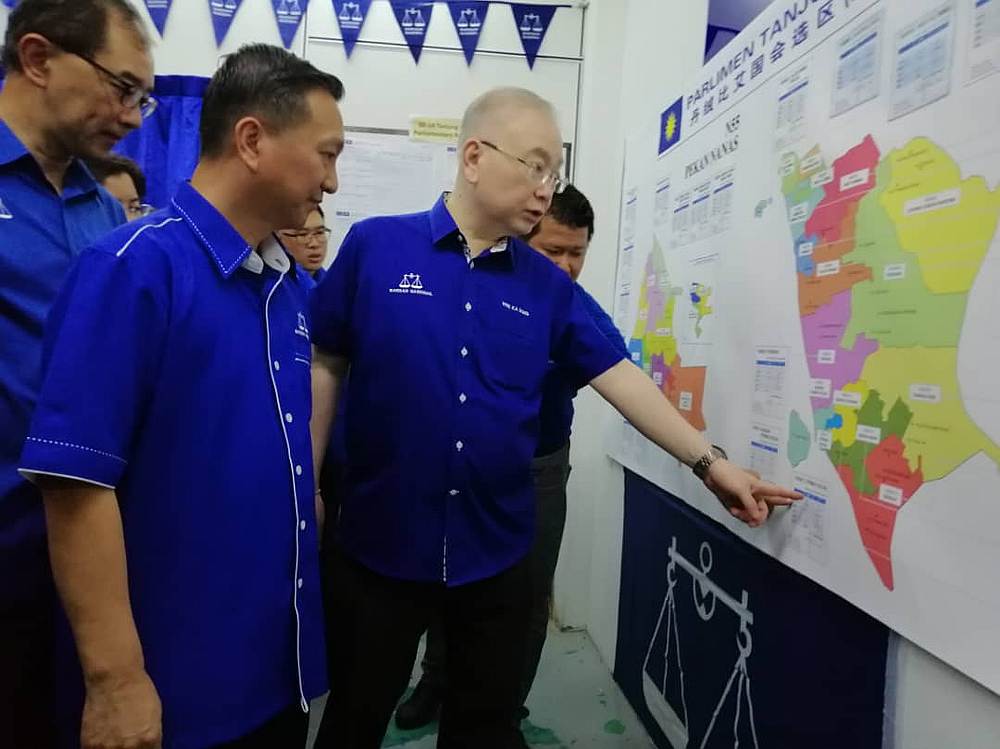MCA president Datuk Seri Wee Ka Siong (right) during the launch of MCAu00e2u20acu2122s Tanjung Piai parliamentary by-election machinery and operations centre in Pekan Nanas, Pontian October 28, 2019. u00e2u20acu201d Picture by Ben Tan