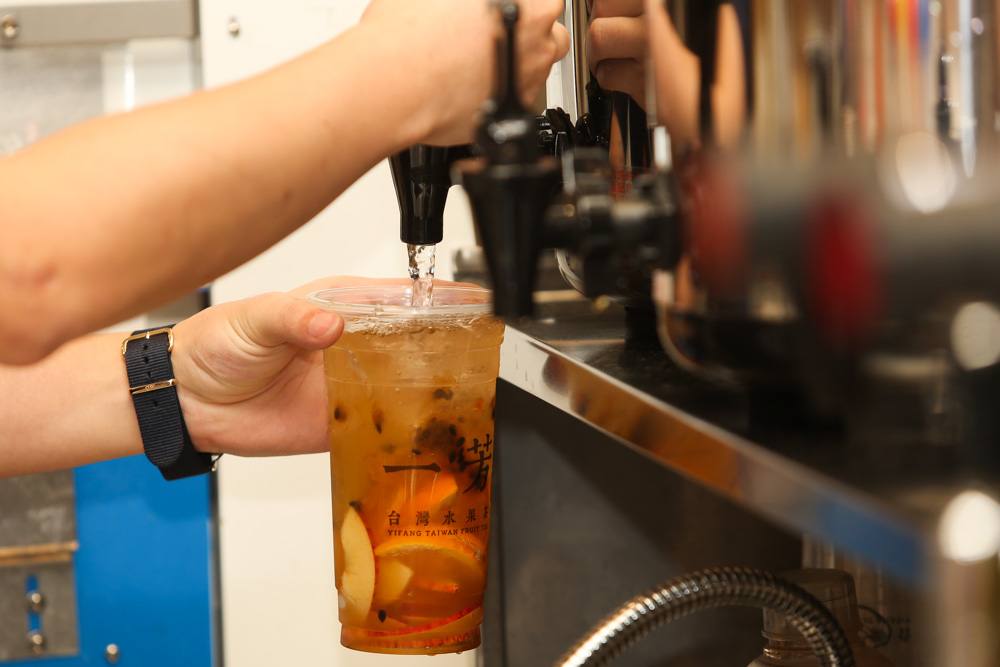 The drinks are prepared on the spot for customers without resorting to concentrates or syrups. — Picture by Choo Choy May
