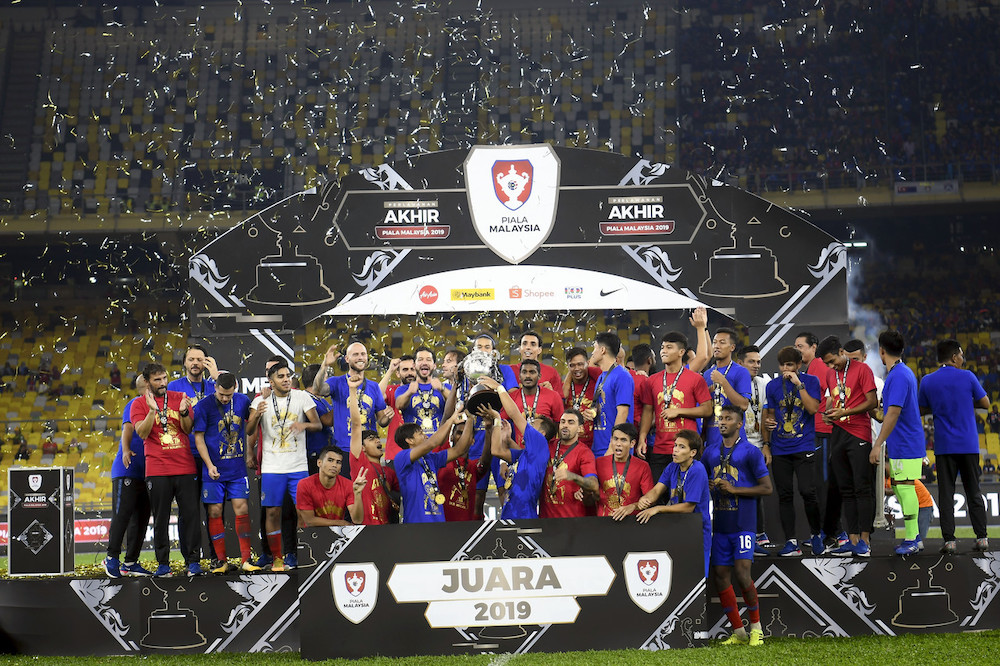 The JDT team celebrate their win after defeating Kedah in the final of the 2019 Malaysia Cup at the Bukit Jalil National Stadium, November 2, 2019. u00e2u20acu201d Bernama pic