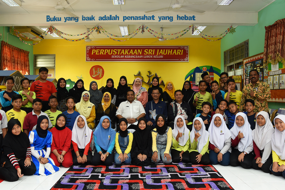 Datuk Shamrat Sen Gupta, Trustee of Yayasan MRCB in a group photo with the school principals from four schools in Semenyih and Hulu Langat and students at the newly refurbished library of SK Lubok Kelubi, Hulu Langat. u00e2u20acu201d Picture courtesy of Yayasan MRCB