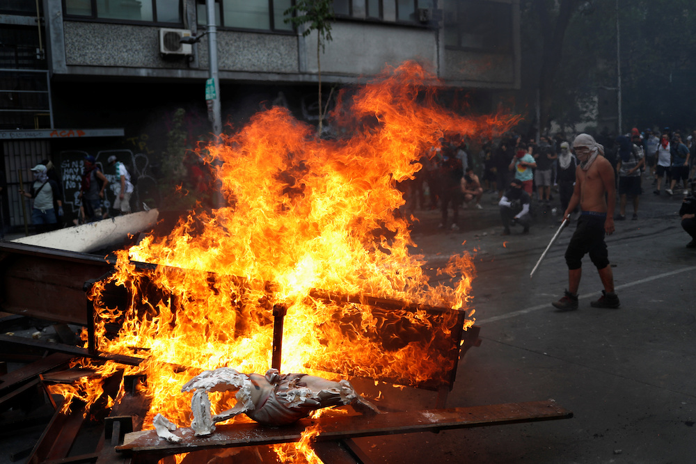 Demonstrators set fire to barricades during a protest against Chile's government in Santiago November 8, 2019. u00e2u20acu201d Reuters pic