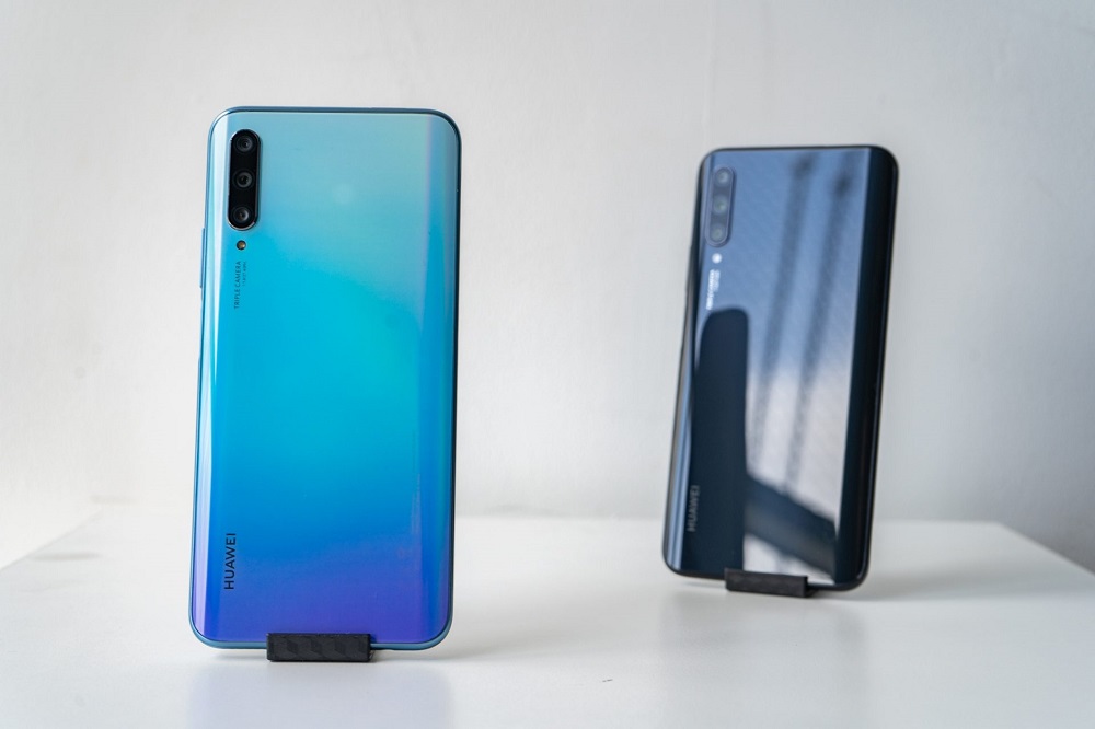 The Huawei Y9s is available in two colours — Midnight Black and Breathing Crystal. — SoyaCincau pic