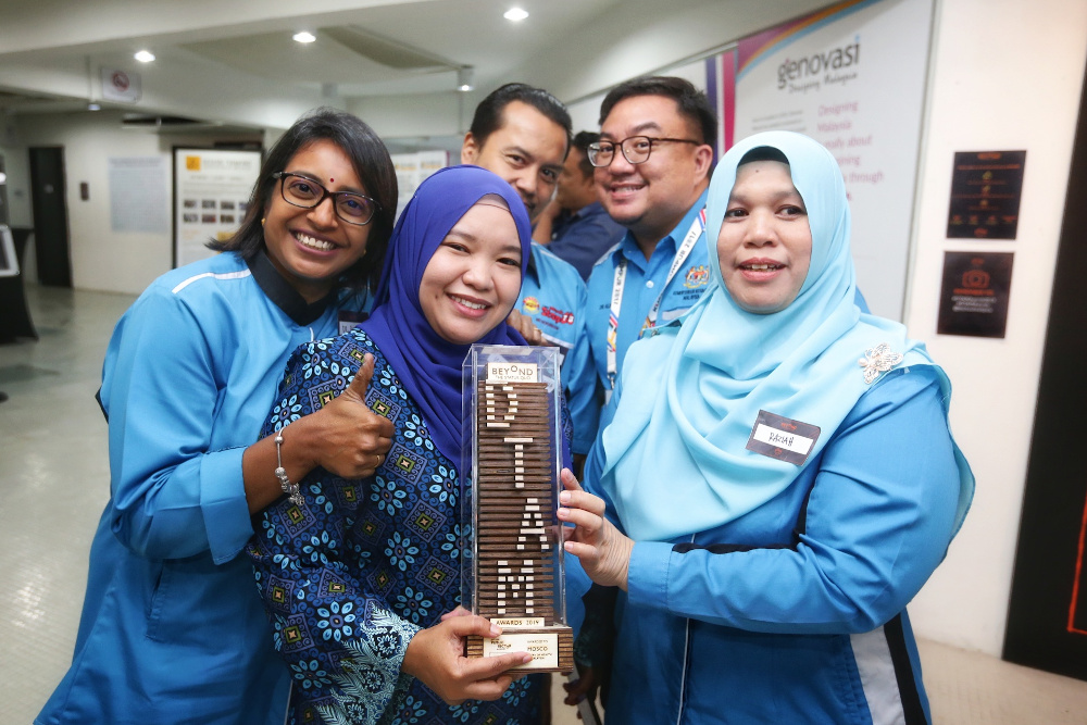 Selangor Health Department tuberculosis (TB) and leprosy unit former chief Dr Punitha Makeswaran (far left) along with the rest of the department showing of their DTAM’s Future Forward Award.