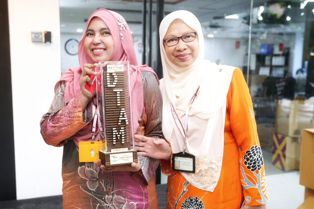 Ophthalmologist officers Asmah Ahmad (left) and Nor Aini Hanafi (right) from the Tuanku Jau00e2u20acu2122afar Hospital, Seremban had won the DTAMu00e2u20acu2122s People-Centric Award for their innovative eye-chart. u00e2u20acu201d Picture by Ahmad Zamzahuri