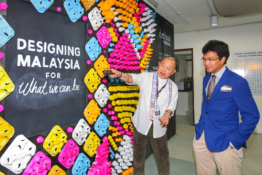 d.school chief executive Datuk Lee Yew Meng (left) and Tunku Zain Al-’Abidin Tuanku Muhriz are pictured during the DTAM Award.