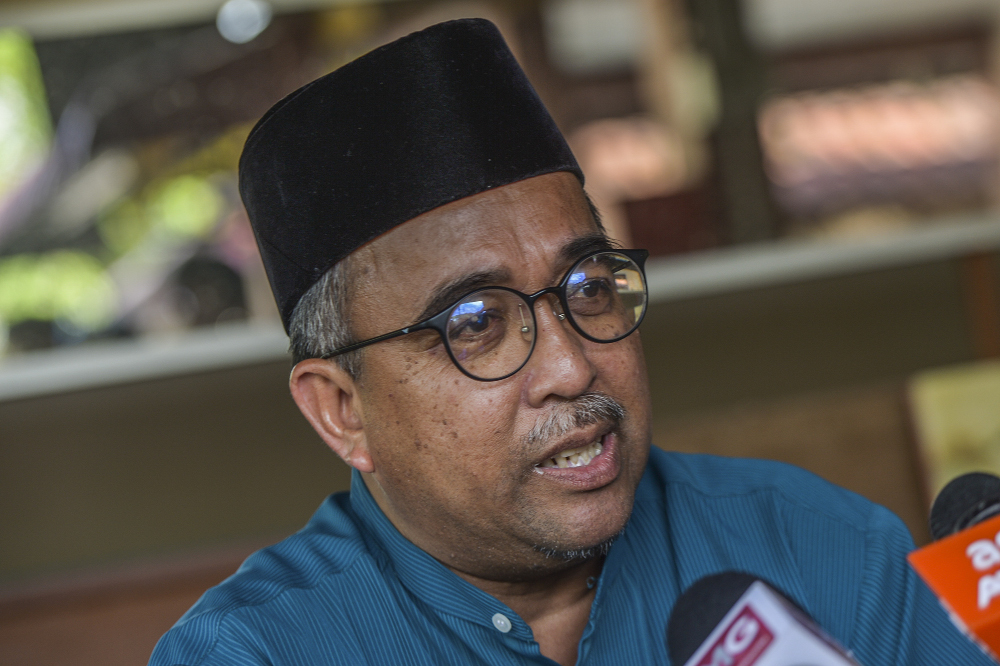 Berjasau00e2u20acu2122s candidate Datuk Dr Badhrulhisham Abdul Azizul speaks to reporters during party campaign at Parit Selangor in Pekan Nanas, November 4, 2019. u00e2u20acu201d Picture by Shafwan Zaidon