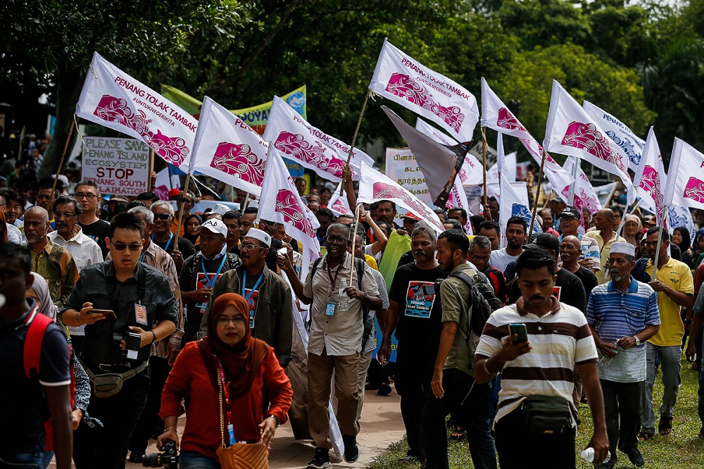 Fishermen march towards the Dewan Sri Pinang to hand their memorandum against the proposed Penang South Reclamation project at the Esplanade November 4, 2019. u00e2u20acu201d Picture by Sayuti Zainudin