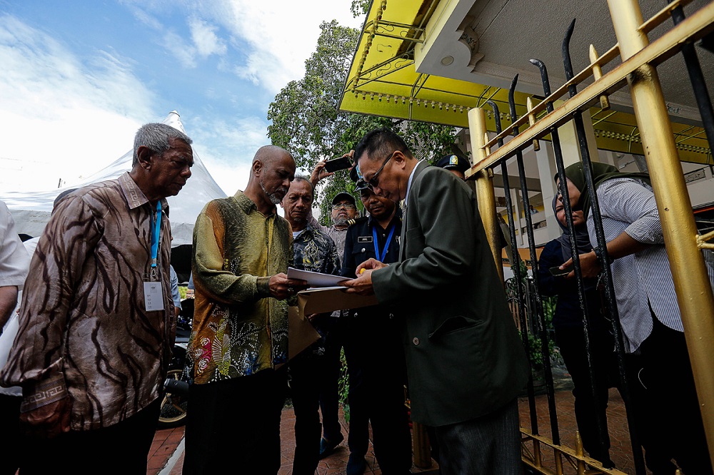 Chairman of the Penang Fishermen Association Nazri Ahmad presents the memorandum to Penang Information Officer Zahar Zainul in George Town November 4, 2019. — Picture by Sayuti Zainudin