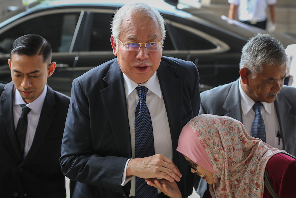 Datuk Seri Najib Razak arrives at the Kuala Lumpur Courts Complex November 4, 2019. — Picture by Yusof Mat Isa