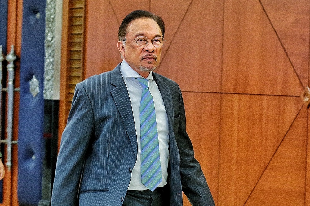 Datuk Seri Anwar Ibrahim arrives at the Parliament Lobby in Kuala Lumpur November 6, 2019. u00e2u20acu201d Picture by Ahmad Zamzahuri 