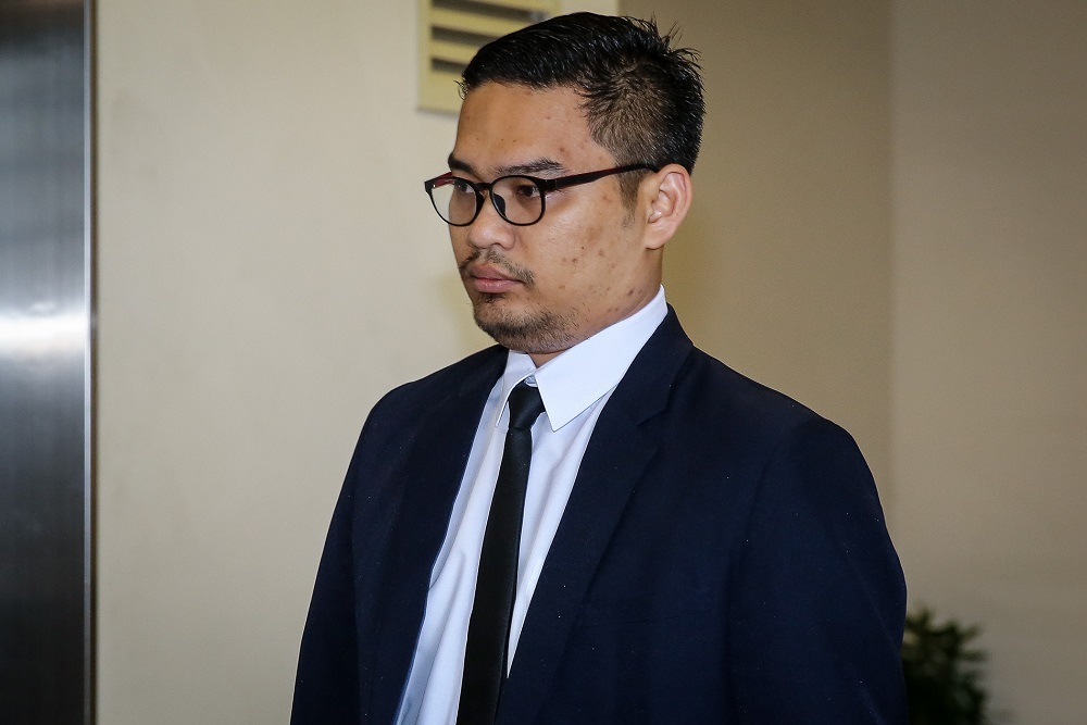 Lawyer Noor Amirul Nazreen Anas arrives at the special corruption court in Shah Alam November 6, 2019. — Picture by Yusof Mat Isa