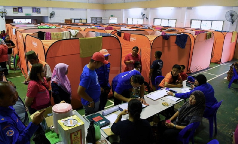 Sabah Civil Defence Force in a statement this morning said the 31 families comprising 49 adults, 38 children and three infants were seeking shelter at Dewan Selagon in Membakut November 9, 2019. u00e2u20acu201d Picture via Twitter/BernamaTV