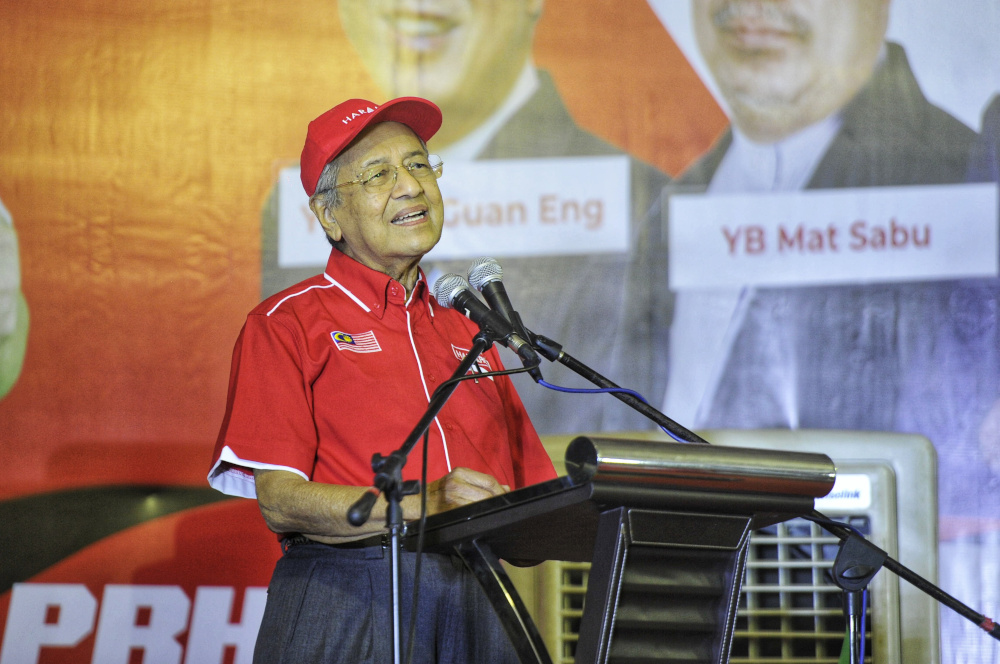 PPBM chairman Dr Mahathir Mohamad delivers his speech during the Pakatan Harapan (PH) mega ceramah at Kukup Bus Terminal November 13, 2019. u00e2u20acu201d Picture by Shafwan Zaidon