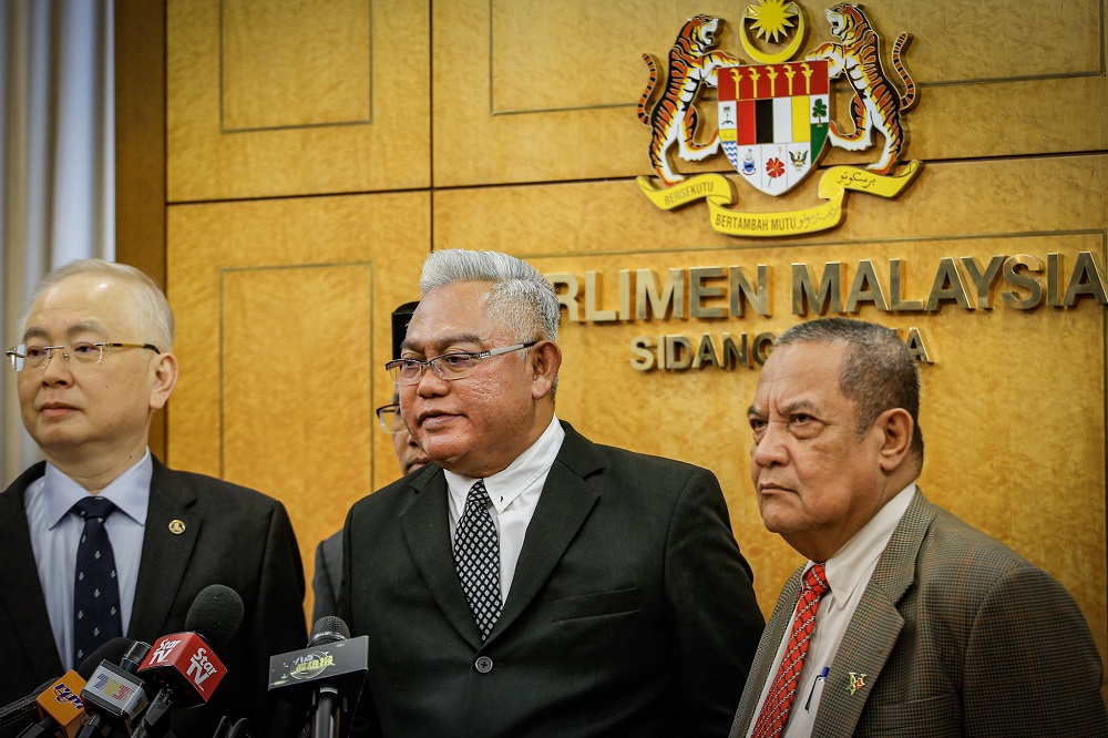 Tanjong Karang MP Tan Seri Noh Omar speaks to reporters at the Parliament Lobby in Kuala Lumpur November 14, 2019. u00e2u20acu201d Picture by Hari Anggara