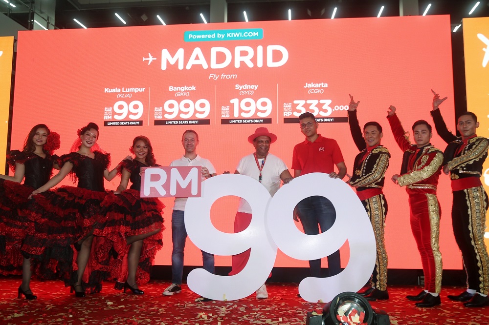AirAsia Bhd Chief Executive Officer Tan Sri Tony Fernandes (centre) during a press conference in at AirAsia RedQ in Sepang November 15, 2019. u00e2u20acu201d Picture by Choo Choy May