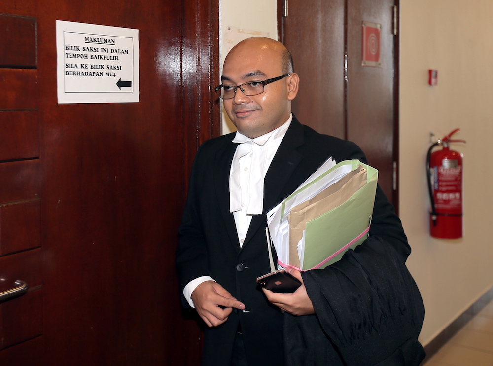Lawyer Farhan Sapian, who is representing DAP assemblyman Paul Yong in his rape trial, arrives at the High Court in Ipoh November 19, 2019. — Picture by Farhan Najib