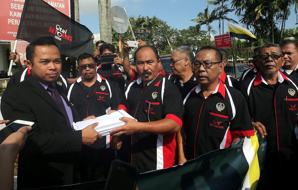 Pertubuhan Rangkaian Organisasi (PRO) 98 Reformis Perak chairman Ahmad Shaarani Abdul Khalid hands over a memorandum to the mentri besar’s special assistant Mohd Jaffrey Mohd Zainol in Ipoh November 20, 2019. — Picture by Farhan Najib