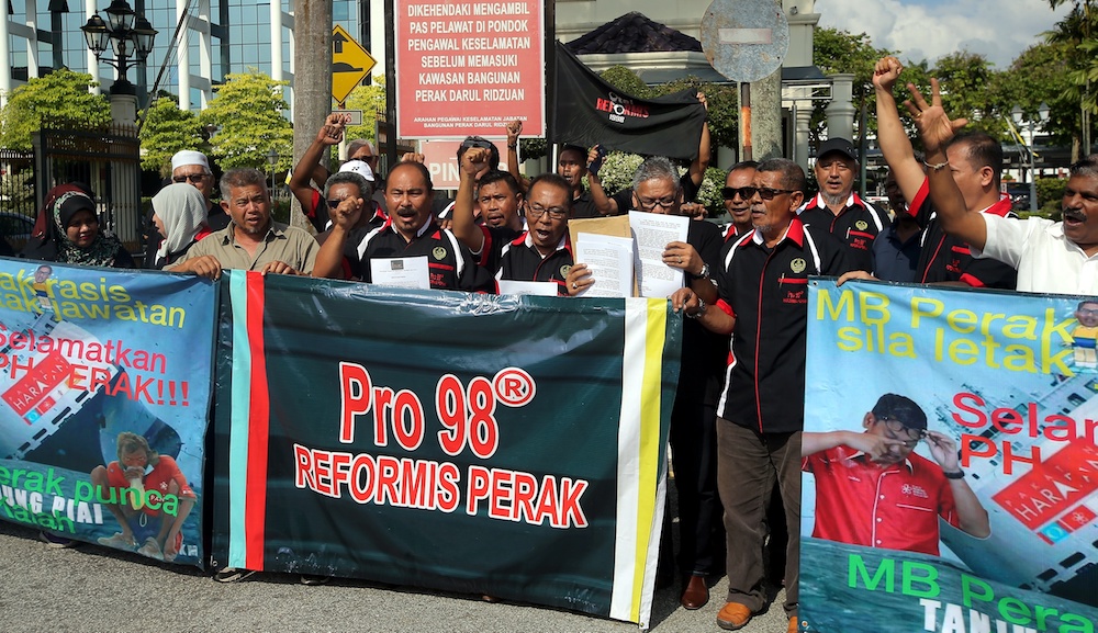 Pertubuhan Rangkaian Organisasi (PRO) 98 Reformis Perak calls for Mentri Besar Datuk Seri Ahmad Faizal Azumuu00e2u20acu2122s resignation in Ipoh November 20, 2019. u00e2u20acu201d Picture by Farhan Najib