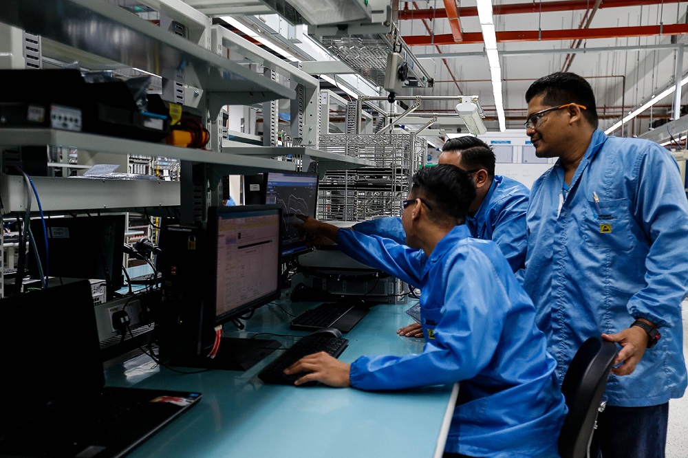 Workers are pictured at a factory in Batu Maung November 22, 2019. u00e2u20acu201d Picture by Sayuti Zainudin