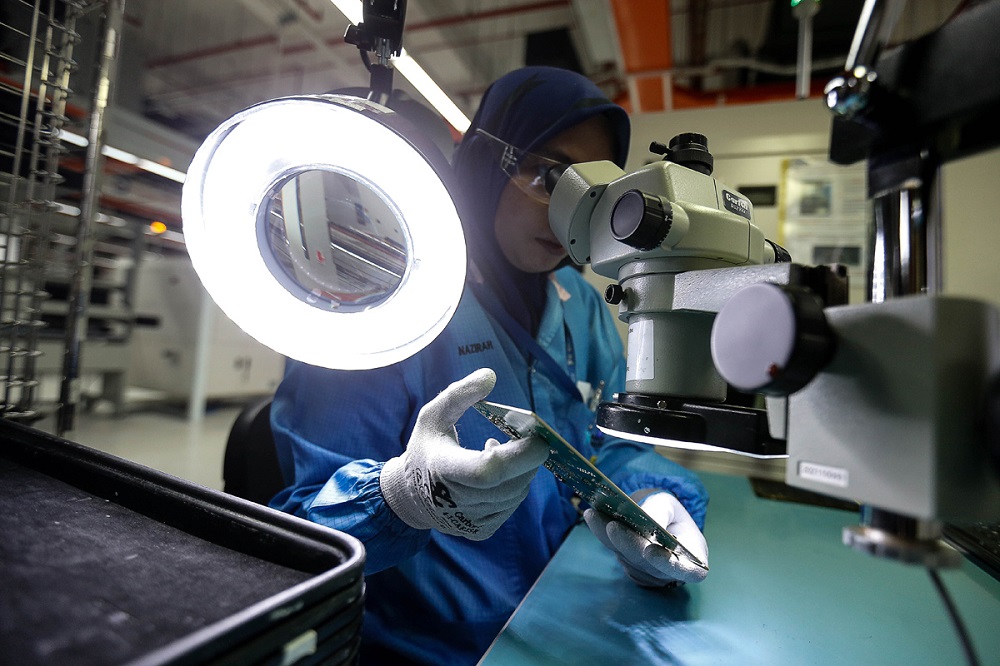 A worker is pictured at her station at a factory in Batu Maung November 22, 2019. u00e2u20acu201d Picture by Sayuti Zainudin
