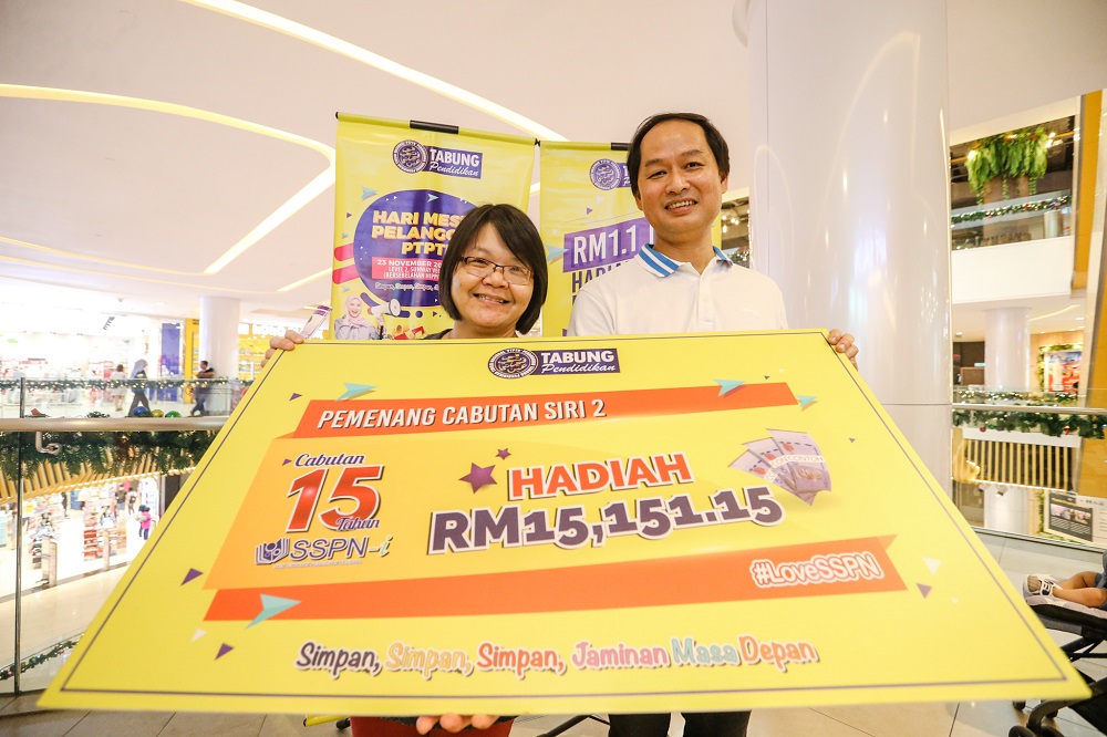 Lim (left) and Koh said that SSPN-i has helped ease many of their worries with planning for their children’s education.