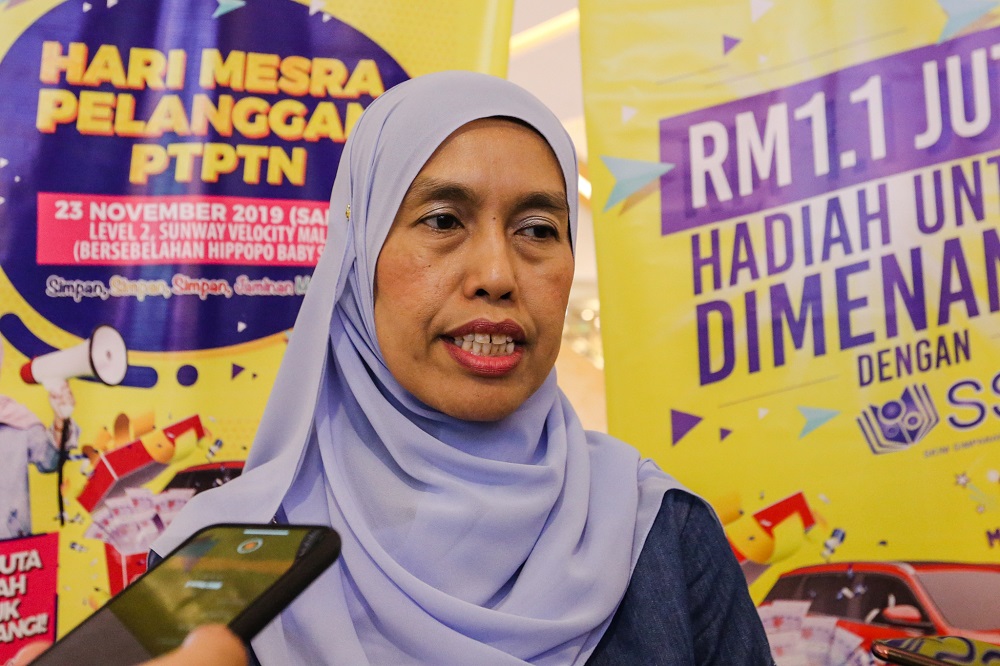 Mastura speaking to reporters during the Hari Pelanggan Mesra PTPTN carnival. 