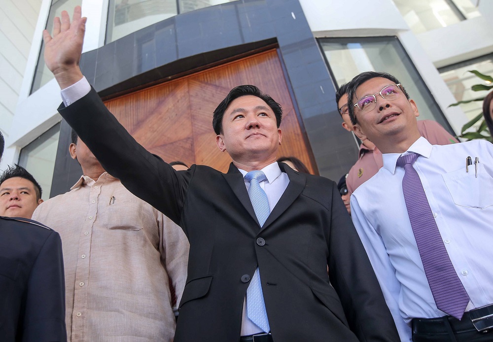 Perak DAP assemblyman Paul Yong waves at supporters outside the High Court in Ipoh November 26, 2019. u00e2u20acu201d Picture by Farhan Najib