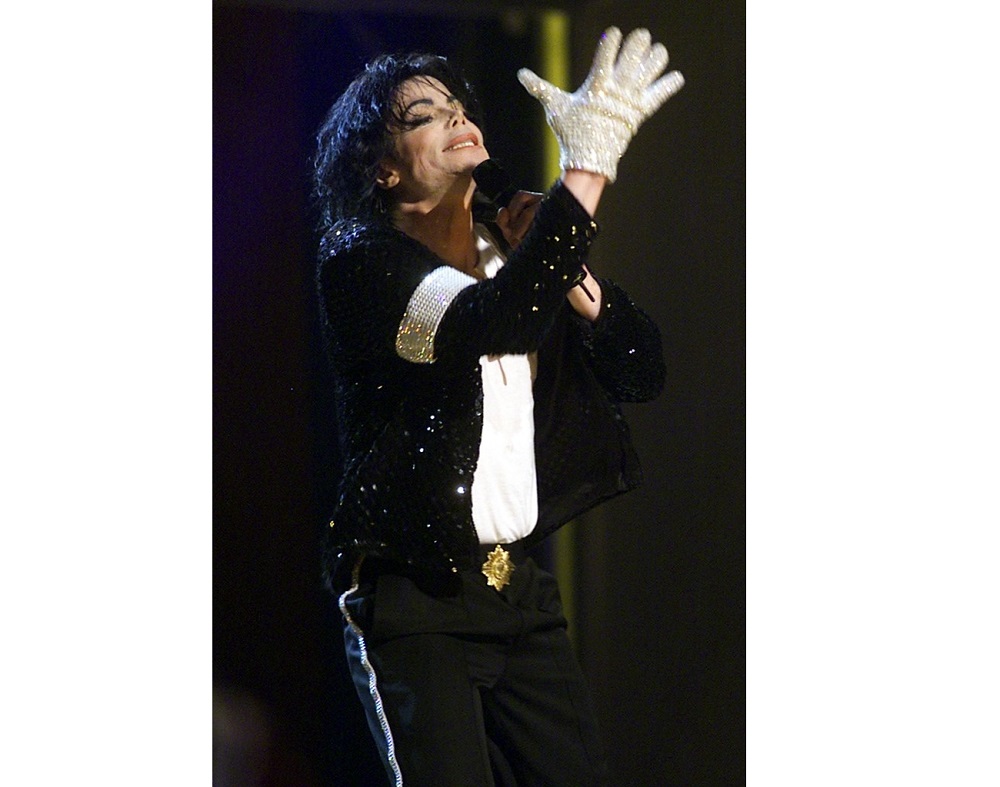 Michael Jackson sporting a white glove during his concert at Madison Square Garden in New York 07 September, 2001. u00e2u20acu201d AFP pic
