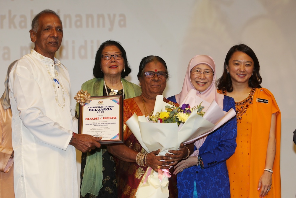 Deputy Prime Minister Datuk Seri Dr Wan Azizah Wan Ismail presenting the husband and wife award to S. Arumugam and M. Batumalai, November 25, 2019. u00e2u20acu201d Picture by Choo Choy May