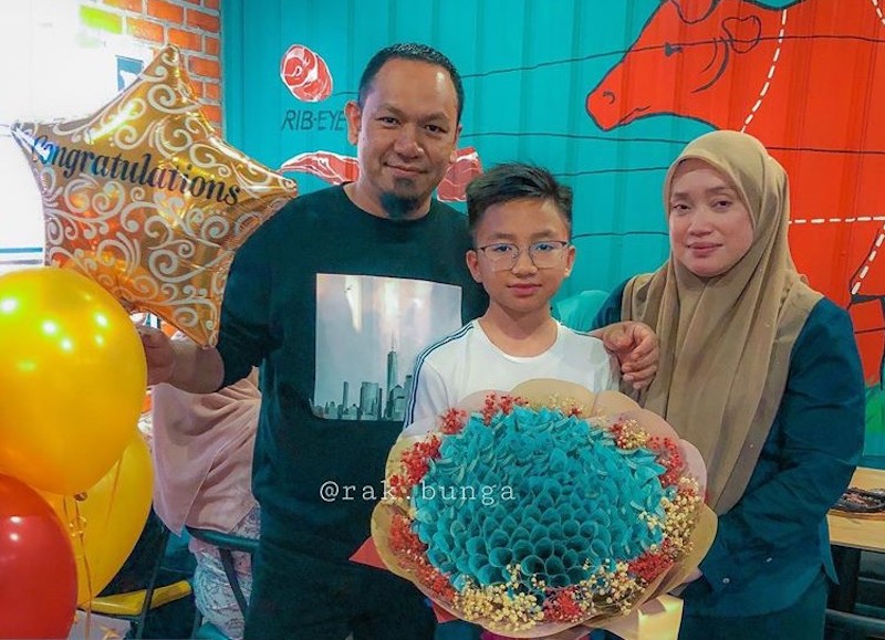 Muhammad Danish Haziq received a RM10,000 money bouquet from his parents for his UPSR results. u00e2u20acu201d Picture from Facebook/Rak.bunga