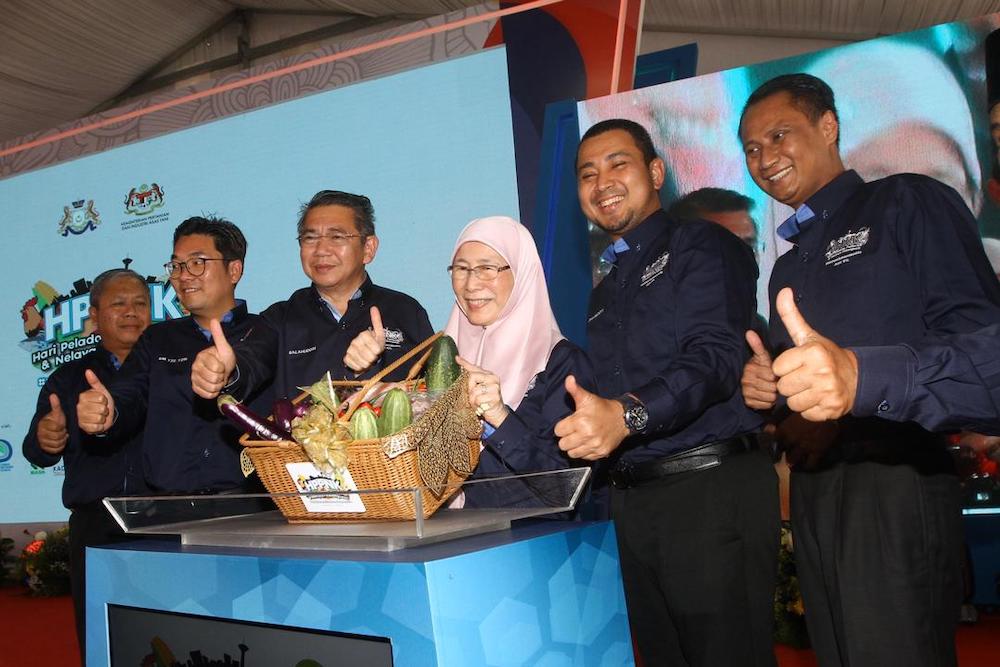 Deputy Prime Minister Datuk Seri Dr Wan Azizah Wan Ismail giving the thumbs up during the launch of the National Farmers, Livestock Breeders and Fishermenu00e2u20acu2122s Day 2019 opening ceremony in Angsana Mall Johor Baru, today. u00e2u20acu201d Picture by Ben Tan