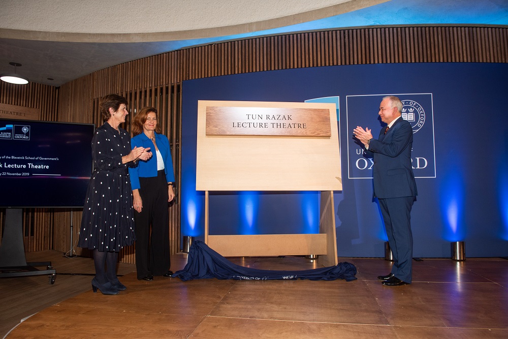 Sultan Nazrin Shah at the official naming ceremony of Blavatnik School of Government’s Tun Razak Lecture Theatre in Oxford University.