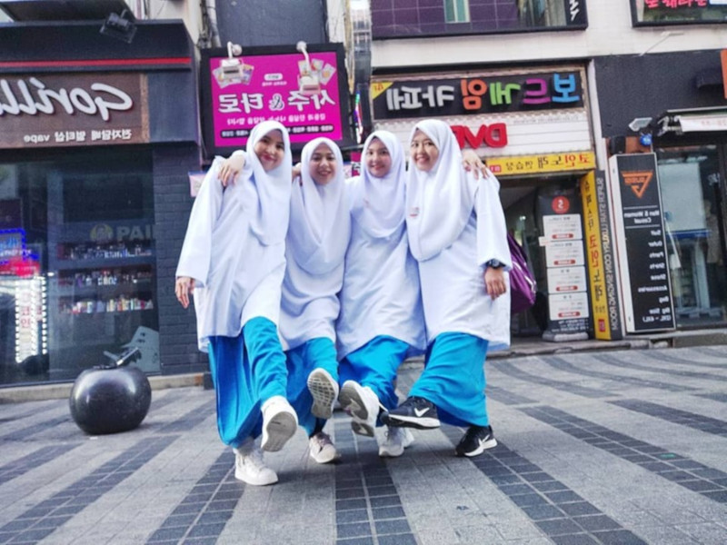 The memorable trip for the four women, was made even more special as they donned their school uniforms. u00e2u20acu201d Picture from Facebook/Eina Sani