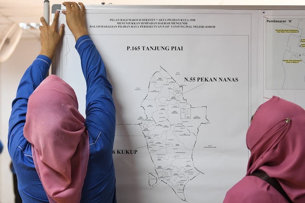 Election Commission staff prepare for Nomination Day for the Tanjung Piai by-election at Intan Pontian Jubilee Hall in Pontian November 1, 2019. u00e2u20acu201d Bernama pic