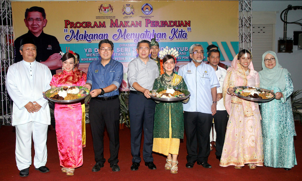 Agriculture and Agro-based Industry Minister Datuk Seri Salahuddin Ayub and his deputy Sim Tze Tzin attend the u00e2u20acu02dcMakan Perpaduanu00e2u20acu2122 programme in Pontian November 1, 2019. u00e2u20acu201d Bernama pic