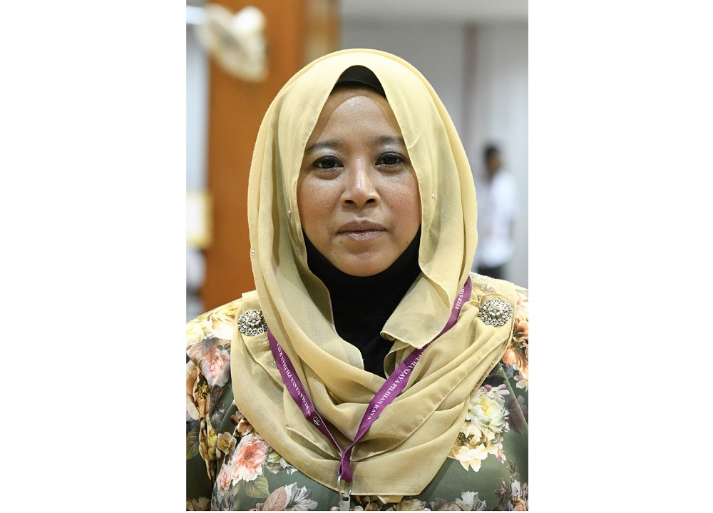 Tanjung Piai Parliamentary by-election Independent candidate Faridah Aryani Abd Ghaffar at the nomination centre in Pontian November 2, 2019. u00e2u20acu201d Bernama pic