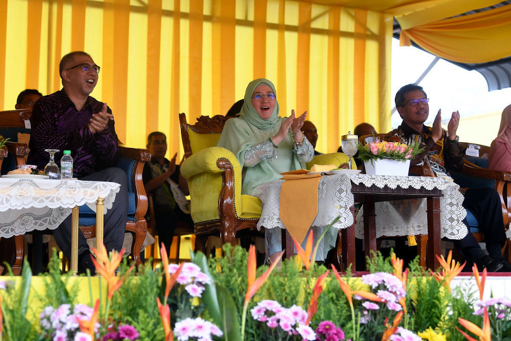 Raja Permaisuri Agong Tunku Hajah Azizah Aminah Maimunah Iskandariah watches the 2019 Malaysian National Choir Concert at the Kajang Prison November 3, 2019. u00e2u20acu201d Bernama pic