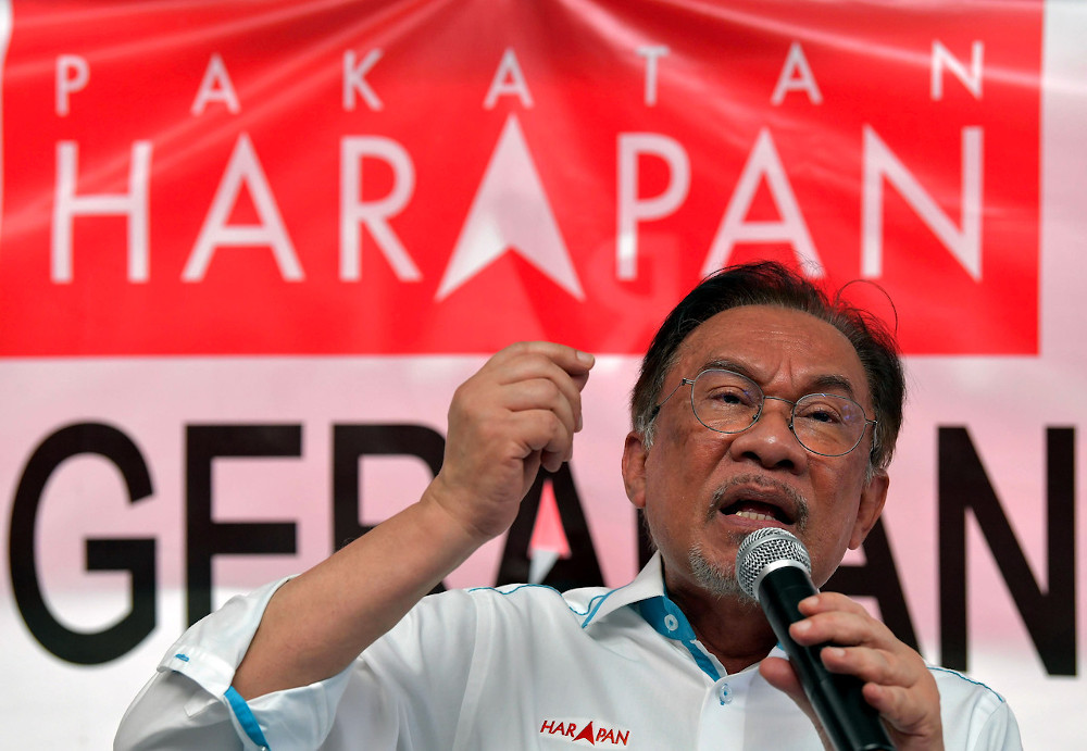 Presiden PKR Datuk Seri Anwar Ibrahim menyampaikan ucapan pada majlis Sembang Santai di Ibu Pejabat Cabang PKR Tanjung Piai, 11 Nov 2019. u00e2u20acu201d Foto Bernama