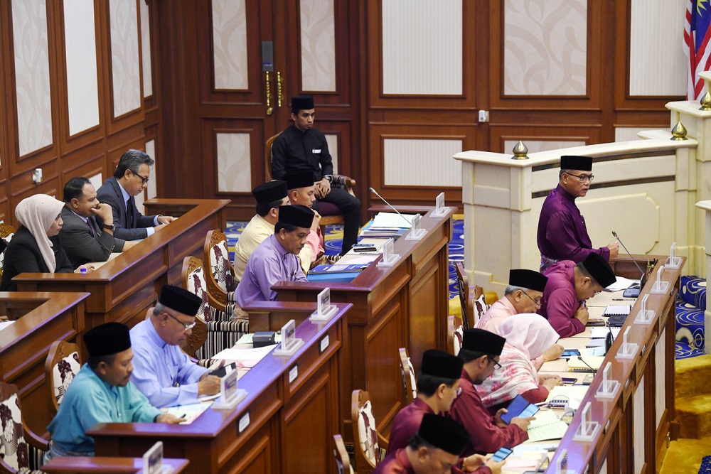 Pahang Mentri Besar Datuk Seri Wan Rosdy Wan Ismail (right) delivers his speech at the State Legislative Assembly sitting in Kuantan November 22, 2019. u00e2u20acu201d Bernama pic
