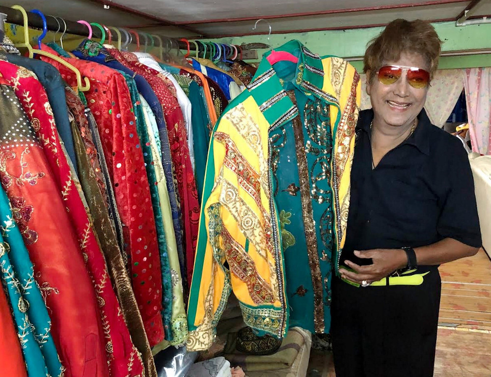 Datuk M Daud Kilau menunjukkan koleksi baju labuci yang sering dipakai semasa persembahan ketika ditemui di kediamannya di Kampung Sungai Balai Baruh 26 November 2019. u00e2u20acu201d Foto Bernama