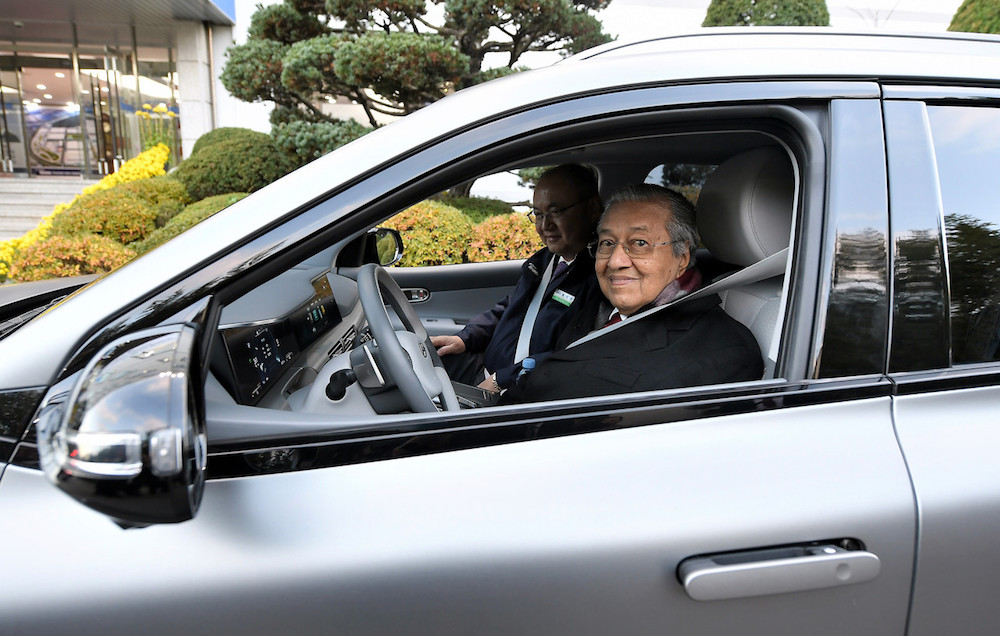 Prime Minister Tun Dr Mahathir Mohamad drives a Hyundai Nexo during a visit to Hyundai Rotem in Busan November 26, 2019. Seated beside him is Hyundai Rotem’s vice-chairman Yoo-Cheol Woo. — Bernama pic