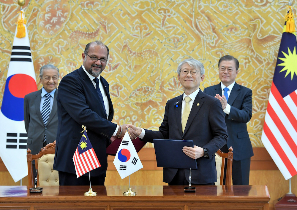 Communications and Multimedia Minister Gobind Singh Deo and South Koreau00e2u20acu2122s Science and ICT Minister Choi Ki-young exchange documents after signing an MoU on information and communications technology in Seoul November 28, 2019. u00e2u20acu201d Bernama pic