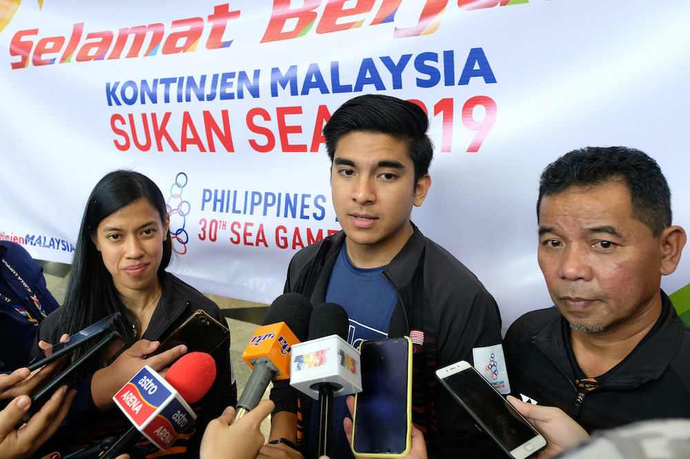 (From left) Datuk Nicol David, Syed Saddiq Abdul Rahman and Datuk Ahmad Shapawi Ismail speak to the press at KLIA in Sepang November 28, 2019. u00e2u20acu201d Bernama pic